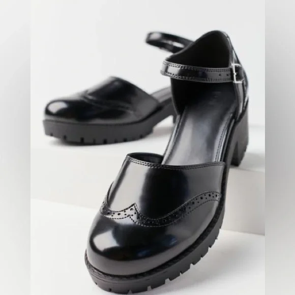 Urban Outfitters Black Patent Leather Wingtip Chunky Heel Mary Janes | Size 10 - Picture 2 of 12